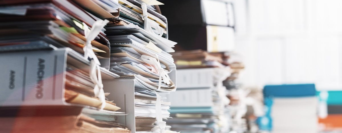Mehrere B&uuml;cherstapel auf einem Tisch