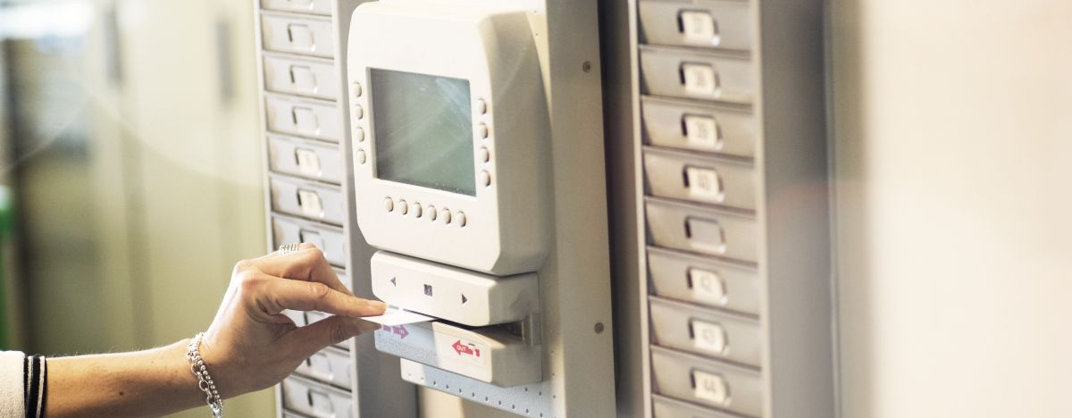Arbeit steckt Karte in eine Stechuhr