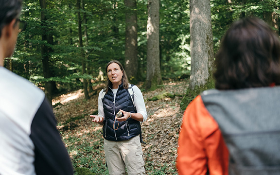 Michaela Dalchow mit einer Gruppe im Wald