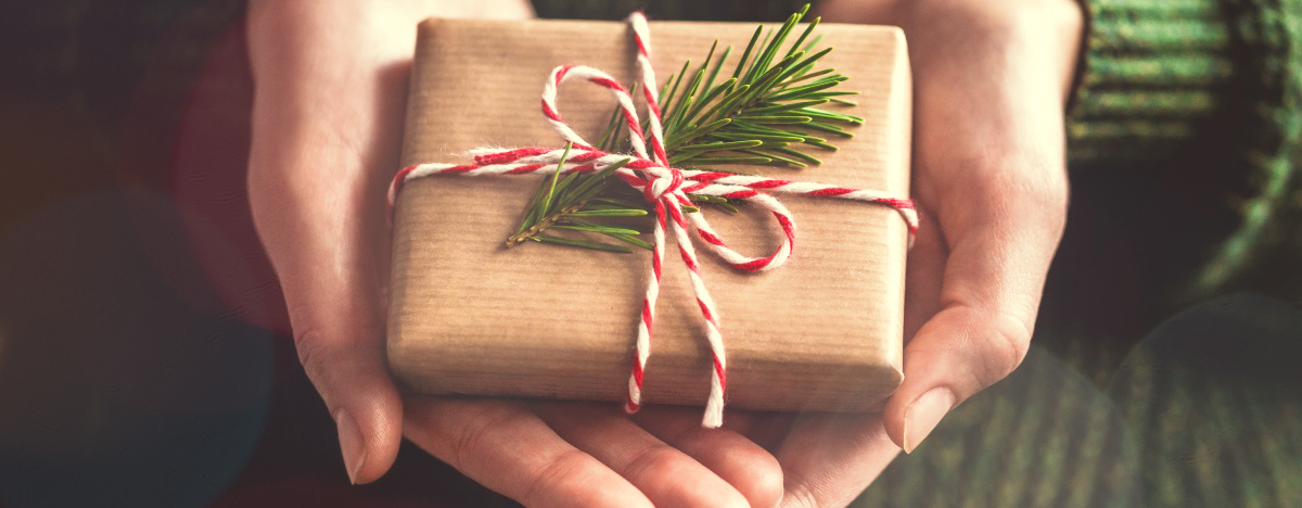 Kleines Weihnachtsgeschenk in H&auml;nden gehalten