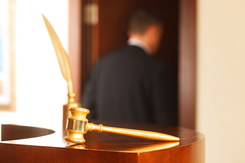 Richterhammer liegt auf dem Tisch eines Gerichtssaals