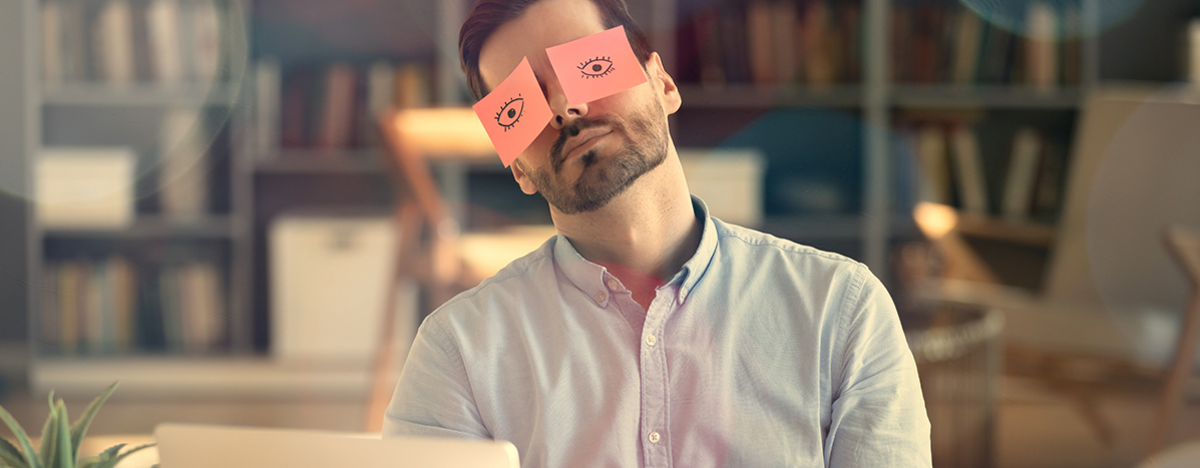 B&uuml;romitarbeiter mit zwei Post-its auf den Augen