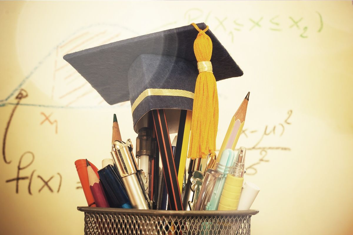 Stiftebox mit verschiedenen Schreibwaren