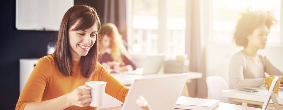 Frauen sitzen vor ihren Laptops
