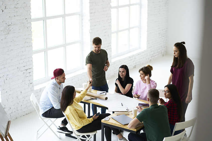 Kreis von jungen Auszubildenden im Meeting