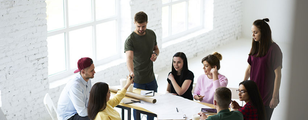 Kreis von jungen Auszubildenden im Meeting