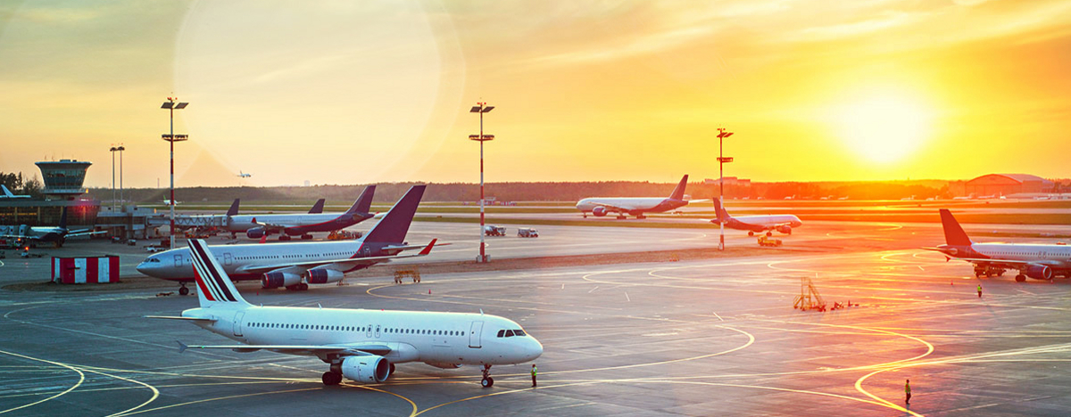 Rollfeld mit Flugzeugen vor Sonnenuntergang