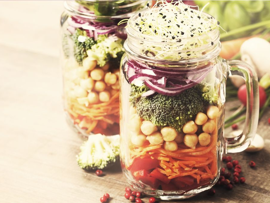 BKK-VBU Ratgeber: Bild eines gemischten Salates in einem Glas.