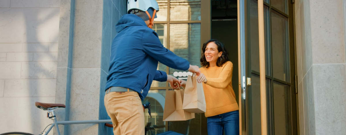 Junger Mann liefert Essen aus