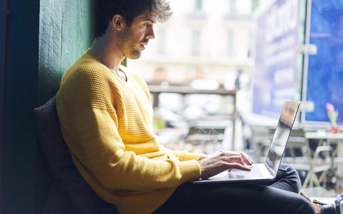 Freelancer arbeitet am Laptop