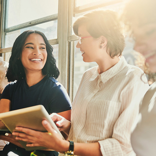 Diverse junge Leute sprechen miteinander