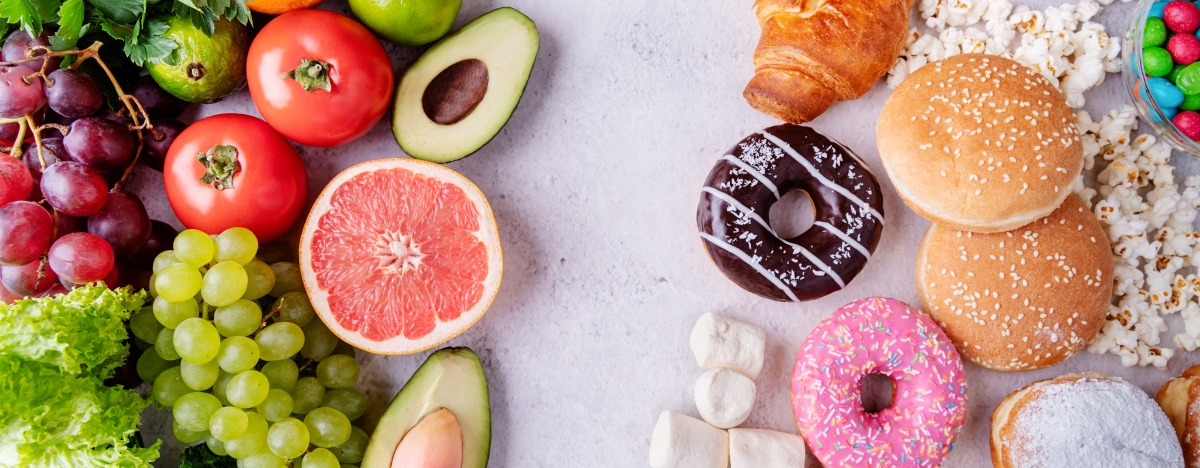 Obst und Gem&uuml;sehaufen liegt gegen&uuml;ber vom S&uuml;&szlig;igkeitenhaufen