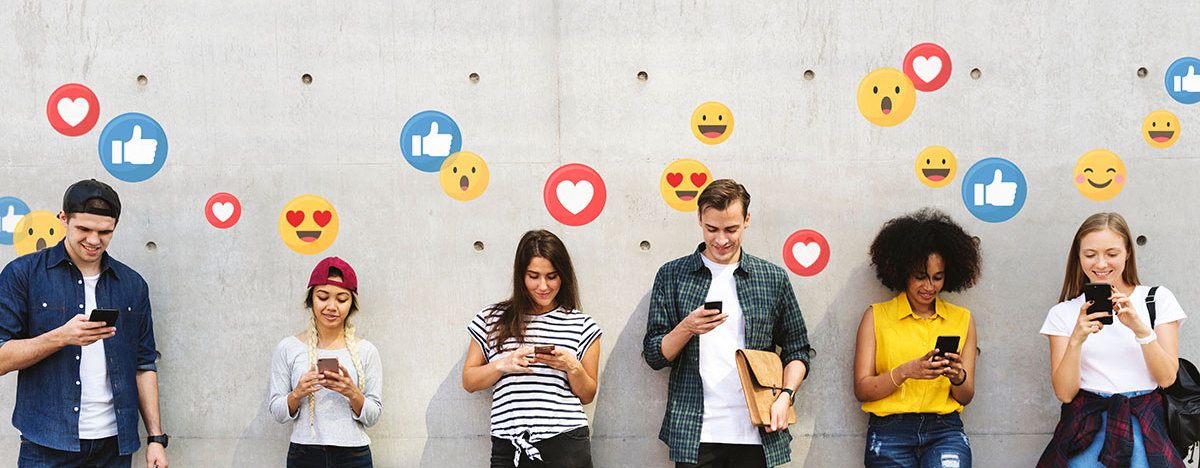 Verschiedene Menschen mit Emojis tippen auf ihren Handys