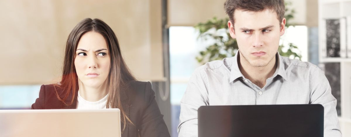 Zwei genervte Kollegen im B&uuml;ro