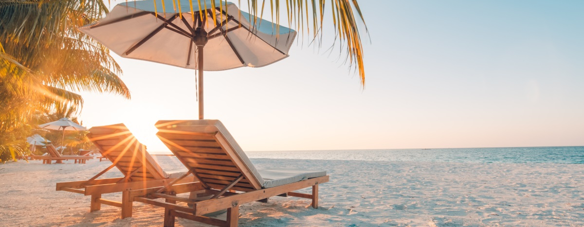 Liegen am Strand bei Sonnenuntergang