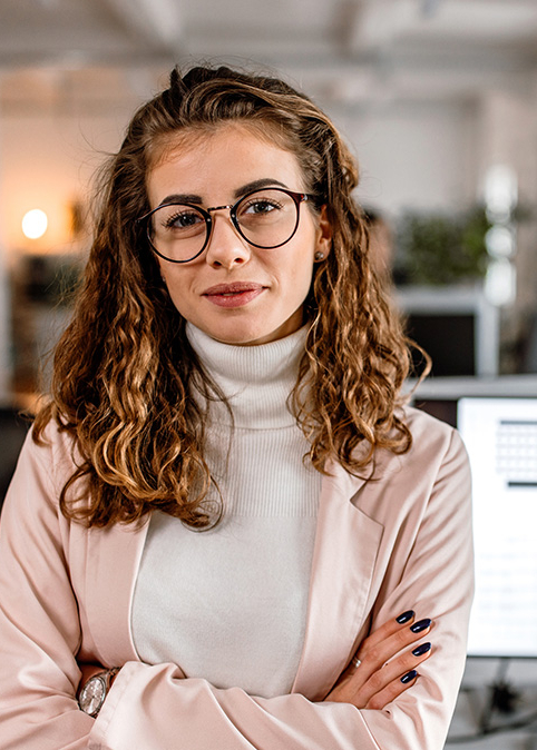 Business-Portr&auml;tfotografie einer jungen Frau im B&uuml;ro