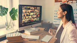 Frau hat eine Videokonferenz im Homeoffice
