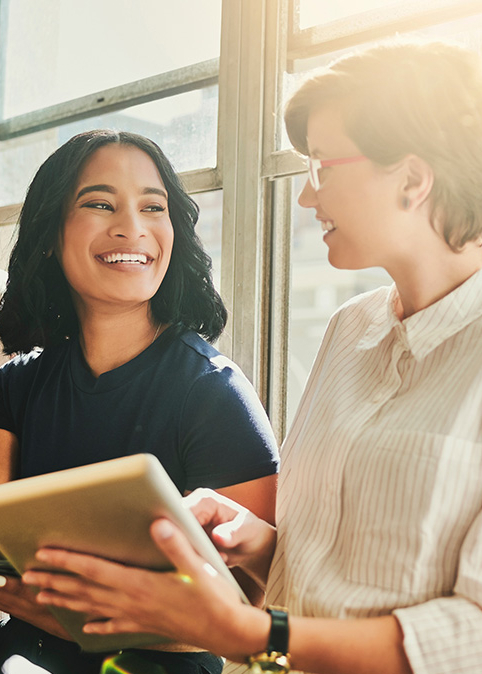 Junge Leute unterhalten sich