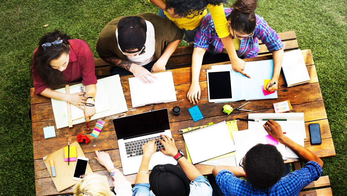 Team arbeitet in der freien Natur