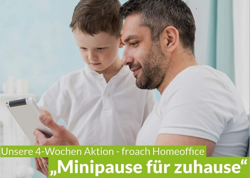 Mann und Kind schauen auf ein Tablet.