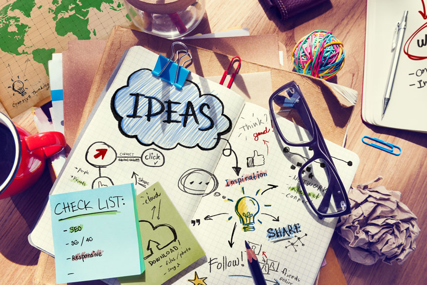 Bunter Ideenzettel auf einem Tisch