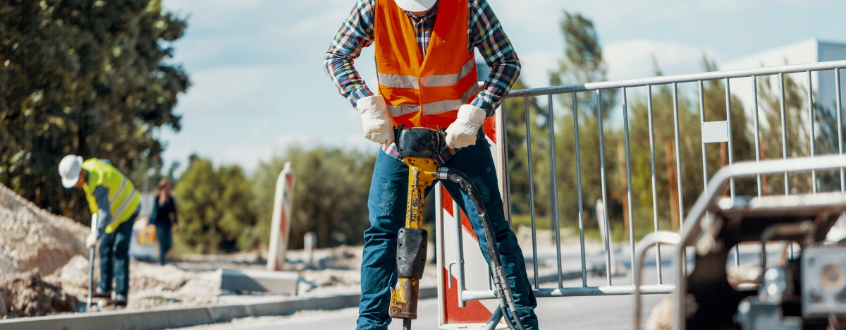 Stra&szlig;enbauarbeiter bei der Arbeit