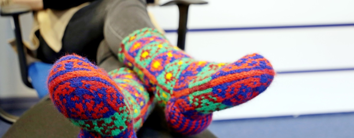 Nahaufnahme von F&uuml;&szlig;en in dicken Wollsocken
