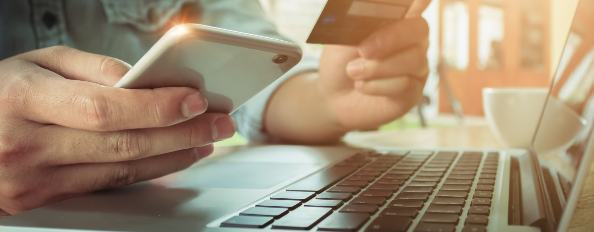 Mann macht eine Online-&Uuml;berweisung