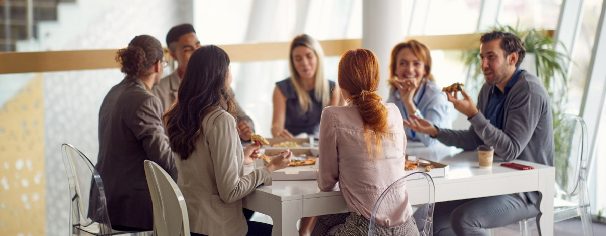 Kollegen essen gemeinsam zu Mittag