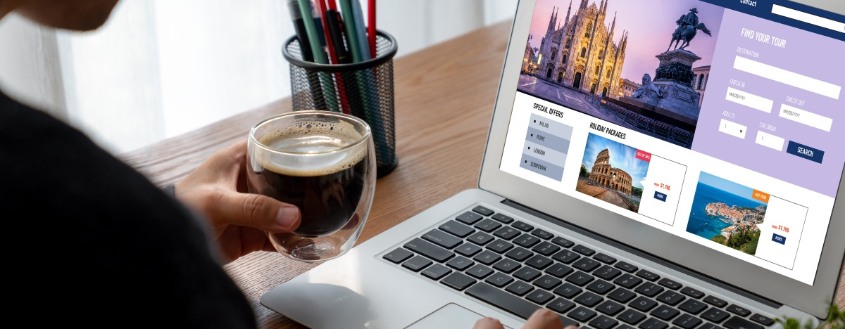 Laptop mit online-Reiseportal