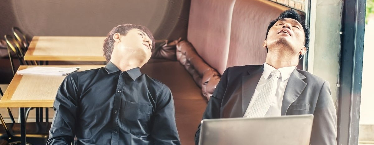 BKK VBU Power-Napping: Zwei Manager schlafen am Schreibtisch