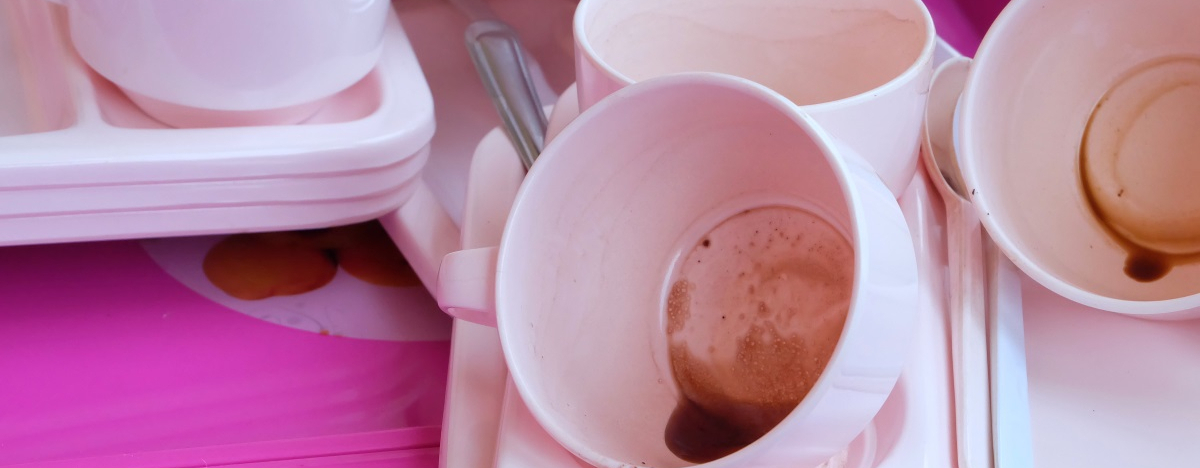 Schmutzige Kaffeetassen stapeln sich in der K&uuml;che